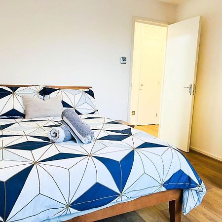 Lovely 2 Bedroom Flat With Free Parking, Great Transport Links To Central London, The Excel Centre, Canary Wharf And The O2! Zewnętrze zdjęcie