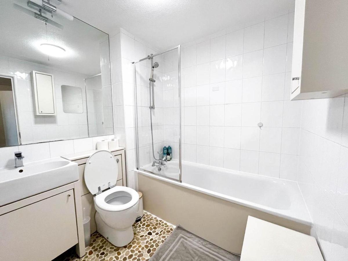 Lovely 2 Bedroom Flat With Free Parking, Great Transport Links To Central London, The Excel Centre, Canary Wharf And The O2! Zewnętrze zdjęcie